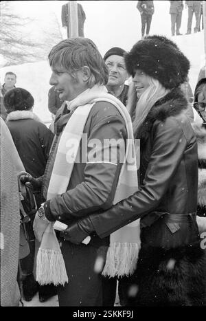 --- Bob-Weltmeisterschaft a St. Moritz, 1970: Gunter Sachs mit Ehefrau Mirja#World Bob Racing Championships St. Moritz, 1970: Gunter Sachs e moglie Mirja- RDB DI DUKAS Foto Stock