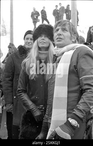 --- Bob-Weltmeisterschaft a St. Moritz, 1970: Gunter Sachs mit Ehefrau Mirja#World Bob Racing Championships St. Moritz, 1970: Gunter Sachs e moglie Mirja- RDB DI DUKAS Foto Stock
