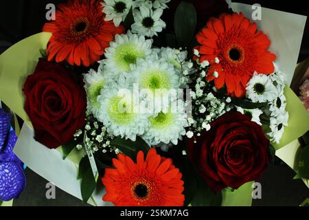 Un bouquet di rose-crisantemi e gerberas dall'alto. Foto Stock