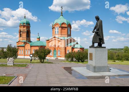 MONASTYRSCHINO, RUSSIA - 21 MAGGIO 2024: Monumento al Principe Dmitrij Donskoy e alla Chiesa della Natività della Beata Vergine Maria in una soleggiata giornata di maggio. Foto Stock