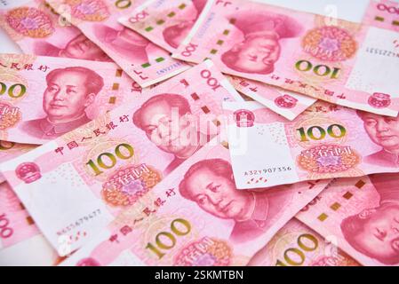 Molte banconote cinesi da 100 yuan impilate insieme Foto Stock