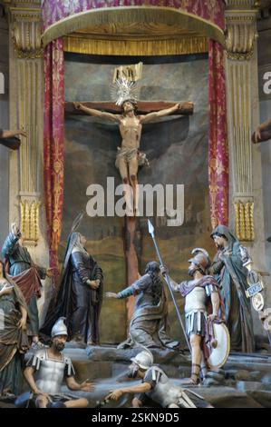 Interno di una grande chiesa, Braga, Portogallo. Elaborato altare ornato d'oro, con statue religiose. Splendore architettonico barocco. Potente Foto Stock