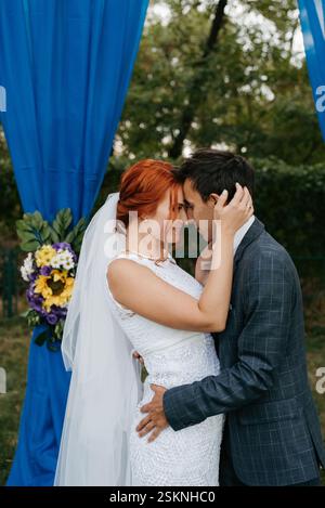 cerimonia nuziale di una giovane coppia innamorata su un prato verde nella foresta Foto Stock