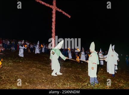 Uniontown, Pennsylvania, Stati Uniti, gente affollata, famiglia americana, Meeting Man in White Sheets, Ku Klux Klan Rally, Lighting Cross at Night, suprematista bianco degli stati uniti Foto Stock