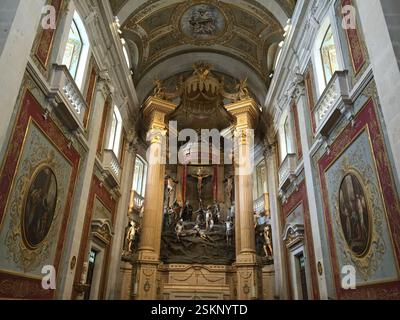 Imponente cattedrale interna, Braga, Portogallo. Elaborato altare adornato con figure religiose. Splendore architettonico barocco. Potente simbolo di fede Foto Stock