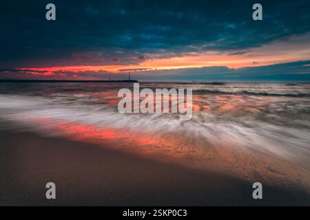 Tramonto spettacolare su una spiaggia del Mar Baltico vicino al porto di Klaipeda, Lituania Foto Stock