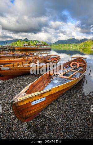 Barche a remi in legno sulla costa di Derwentwater nel Lake District, Regno Unito. Foto Stock
