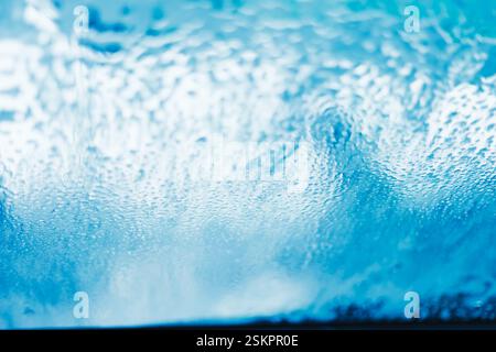 Primo piano lavaggio auto con schiuma bianca Foto Stock