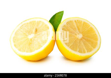 I frutti di limone gialli tagliati a due metà o a pezzetti con foglie verdi in pila sono isolati su sfondo bianco con percorso di ritaglio. Foto Stock