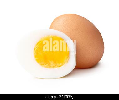 La vista laterale dell'uovo di pollo crudo singolo e dell'uovo sbucciato o bollito con tuorlo a metà nella pila è isolata su sfondo bianco con percorso di ritaglio. Foto Stock