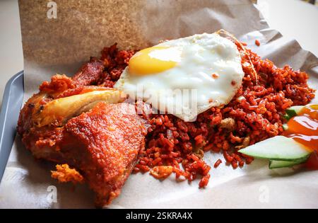 Singapore Street food, Nasi Goreng, un piatto speziato di pollo e riso servito in un Singapore Hawker Center Foto Stock