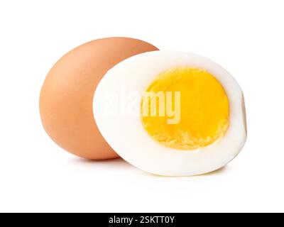 La vista laterale dell'uovo di pollo crudo singolo e dell'uovo sbucciato o bollito con tuorlo a metà nella pila è isolata su sfondo bianco con percorso di ritaglio. Foto Stock
