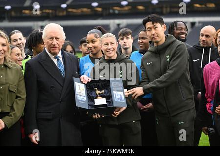 Re Carlo III incontra il capitano femminile del Tottenham Hotspur Bethany England e il capitano maschile Son Heung-min durante una visita al Tottenham Hotspur Stadium, a nord di Londra, per celebrare il positivo lavoro di beneficenza svolto all'interno della comunità locale, in collaborazione con il Tottenham Hotspur F.C. e la National Football League (NFL). Data foto: Mercoledì 12 febbraio 2025. Foto Stock