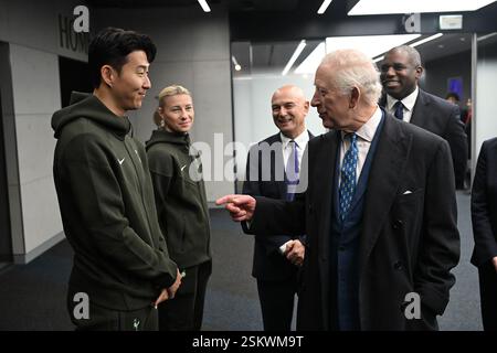 Re Carlo III incontra il capitano femminile del Tottenham Hotspur Bethany England e il capitano maschile Son Heung-min durante una visita al Tottenham Hotspur Stadium, a nord di Londra, per celebrare il positivo lavoro di beneficenza svolto all'interno della comunità locale, in collaborazione con il Tottenham Hotspur F.C. e la National Football League (NFL). Data foto: Mercoledì 12 febbraio 2025. Foto Stock