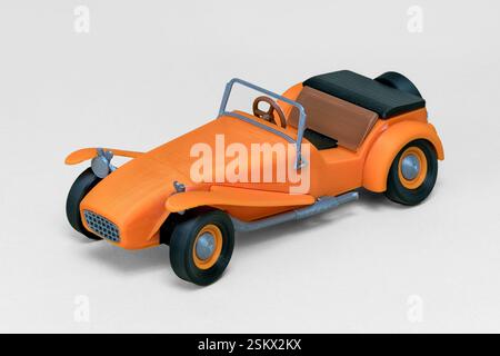 Piccolo modello di auto d'epoca arancione realizzato con l'innovativa tecnologia di stampa 3d. Foto Stock