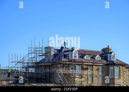 Lavoratori che riparano un camino e un tetto su una casa, Regno Unito, Europa Foto Stock