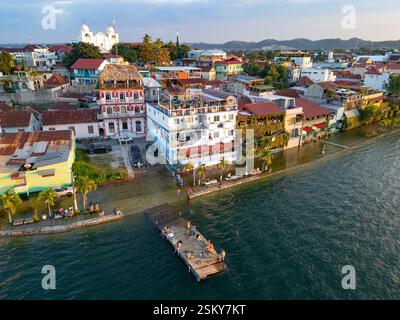 I visitatori si godono il tramonto a Flores, Guatemala Foto Stock