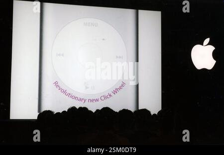 15 giugno 2004 Londra Archivio storico Olycom/Lapresse Steven Paul Jobs, detto Steve (San Francisco, 24 febbraio 1955 - Palo alto, 5 ottobre 2011), è stato un imprenditore e inventore statunitense. È stato il fondatore di Apple Inc. E ne è stato amministratore delegato fino al 24 agosto 2011, quando si è dimesso per motivi di salute (assumendo la carica di presidente del consiglio di amministrazione). Ha fondato anche la Società computer successivo. Nella foto: 24 febbraio 2025 sono 70 anni dalla nascità di Steven Paul Jobs, Apple lancia il negozio di musica online iTunes, Steve Jobs CEO del Apple Foto Stock
