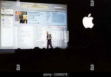 15 giugno 2004 Londra Archivio storico Olycom/Lapresse Steven Paul Jobs, detto Steve (San Francisco, 24 febbraio 1955 - Palo alto, 5 ottobre 2011), è stato un imprenditore e inventore statunitense. È stato il fondatore di Apple Inc. E ne è stato amministratore delegato fino al 24 agosto 2011, quando si è dimesso per motivi di salute (assumendo la carica di presidente del consiglio di amministrazione). Ha fondato anche la Società computer successivo. Nella foto: 24 febbraio 2025 sono 70 anni dalla nascità di Steven Paul Jobs, Apple lancia il negozio di musica online iTunes, Steve Jobs CEO del Apple Foto Stock