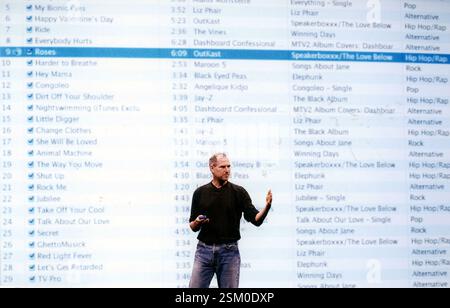15 giugno 2004 Londra Archivio storico Olycom/Lapresse Steven Paul Jobs, detto Steve (San Francisco, 24 febbraio 1955 - Palo alto, 5 ottobre 2011), è stato un imprenditore e inventore statunitense. È stato il fondatore di Apple Inc. E ne è stato amministratore delegato fino al 24 agosto 2011, quando si è dimesso per motivi di salute (assumendo la carica di presidente del consiglio di amministrazione). Ha fondato anche la Società computer successivo. Nella foto: 24 febbraio 2025 sono 70 anni dalla nascità di Steven Paul Jobs, Apple lancia il negozio di musica online iTunes, Steve Jobs CEO del Apple Foto Stock