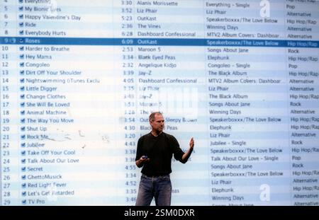 15 giugno 2004 Londra Archivio storico Olycom/Lapresse Steven Paul Jobs, detto Steve (San Francisco, 24 febbraio 1955 - Palo alto, 5 ottobre 2011), è stato un imprenditore e inventore statunitense. È stato il fondatore di Apple Inc. E ne è stato amministratore delegato fino al 24 agosto 2011, quando si è dimesso per motivi di salute (assumendo la carica di presidente del consiglio di amministrazione). Ha fondato anche la Società computer successivo. Nella foto: 24 febbraio 2025 sono 70 anni dalla nascità di Steven Paul Jobs, Apple lancia il negozio di musica online iTunes, Steve Jobs CEO del Apple Foto Stock