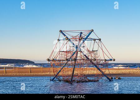 Cornice di arrampicata sulla costa del Mar Baltico a Warnemuende, Germania. Foto Stock