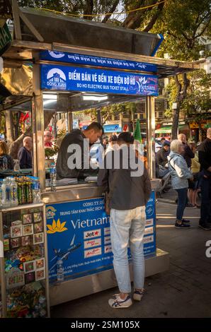 Un vietnamita acquista i biglietti per il servizio turistico di autobus elettrico vicino al lago Hoan Kiem nel centro di Hanoi, Vietnam Foto Stock
