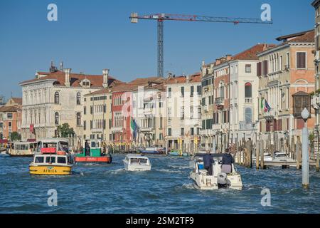 Paläste am Canal grande, Boote zwischen Ca' D'Oro und San Stae, Venedig, Venetien, Italien Foto Stock