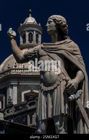 Sant'Attalo, paleocristiano, si erge davanti alla Cattedrale di Sant'Agata a Catania, Sicilia, Italia. Statua scolpita in marmo di Carrara nel 1804 da Gaetano Puglis. Attalo fu uno dei 10 martiri di Catania giustiziati dai Romani e Puglisi, raffigura Attalo con indosso un mantello, un pettorale e una tunica in stile romano. Foto Stock