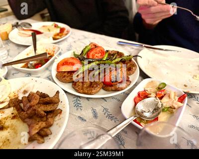 Kofte o kofta turchi serviti in un ristorante tradizionale locale pronto a mangiare Foto Stock