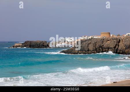 Ammira il villaggio di El Cotillo e la torre fortificata di Torre del Toston, Fuerteventura, Isole Canarie, Spagna. Foto Stock