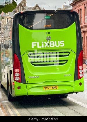 Cardiff, Galles - 24 luglio 2024: Pullman Express gestito da Flixbus parcheggiato in una strada nel centro di Cardiff Foto Stock