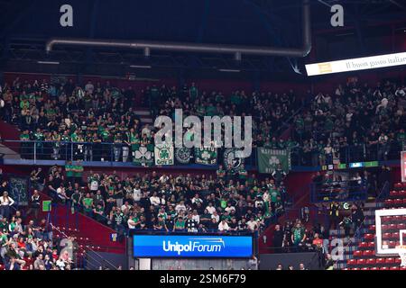 Milano, Italia. 10 febbraio 2025. Italia, Milano, 2025 01 30: Tifosi del Panathinaikos negli stand durante la partita di basket EA7 Emporio Armani Milan vs Panathinaikos Athens, EuroLeague 2024-2025, Round 24, Unipol Forum. Italia, Milano, 2025 01 30: EA7 Emporio Armani Milano vs Panathinaikos Atene. Eurolega 2024/2025, Round 24, disputato al Forum Unipol. (Credit Image: © Fabrizio Andrea Bertani/Pacific Press via ZUMA Press Wire) SOLO PER USO EDITORIALE! Non per USO commerciale! Foto Stock
