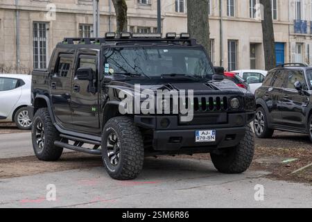 Nancy, Francia - Vista su una Hummer H2 SUT nera parcheggiata in un parcheggio. Foto Stock