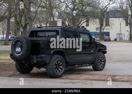 Nancy, Francia - Vista su una Hummer H2 SUT nera parcheggiata in un parcheggio. Foto Stock