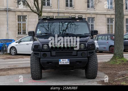 Nancy, Francia - Vista su una Hummer H2 SUT nera parcheggiata in un parcheggio. Foto Stock
