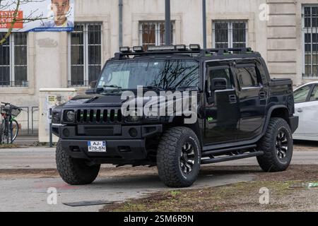Nancy, Francia - Vista su una Hummer H2 SUT nera parcheggiata in un parcheggio. Foto Stock