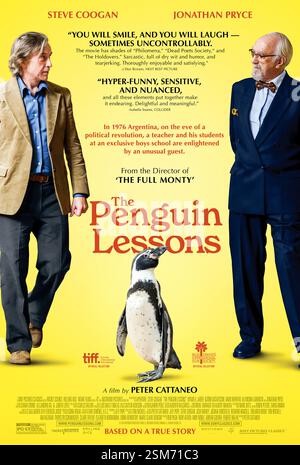 The Penguin Lessons (2024) diretto da Peter Cattaneo e interpretato da Steve Coogan e Jonathan Pryce. Basato su una storia vera su un insegnante disilluso che forma un improbabile legame con un pinguino, portando a lezioni che cambiano la vita. USA SOLO PER USO EDITORIALE DI un foglio di poster. Crediti: BFA / Sony Pictures Classics Foto Stock