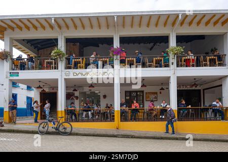 Ristorante colorato nella piazza principale, Jardin, Antioquia, Colombia Foto Stock