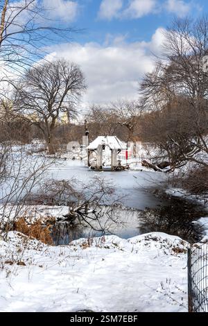 Central Park presenta un lago ghiacciato circondato da un terreno innevato accanto al gazebo il 10 febbraio 2025, che mostra un pomeriggio invernale a New York Foto Stock
