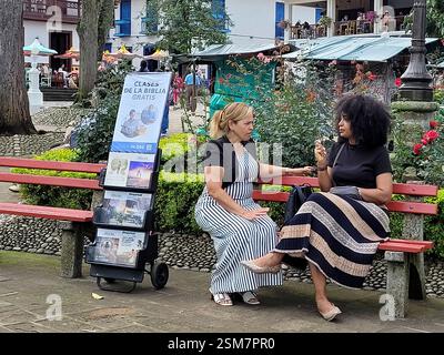 Due donne conversano in un laboratorio di insegnamento biblico a Jardin, Antioquia, Colombia Foto Stock
