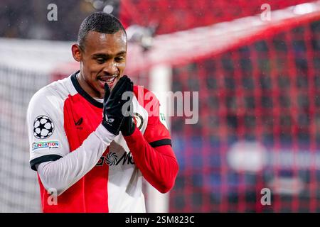 Rotterdam, Paesi Bassi. 12 febbraio 2025. ROTTERDAM, PAESI BASSI - 12 FEBBRAIO: Igor Paixao del Feyenoord sembra sgretolato con le mani davanti al suo volto durante la partita di prima gamba di UEFA Champions League 2024/25 tra il Feyenoord e l'AC Milan allo Stadion Feijenoord il 12 febbraio 2025 a Rotterdam, Paesi Bassi. (Foto di Joris Verwijst/Orange Pictures) credito: Orange Pics BV/Alamy Live News Foto Stock