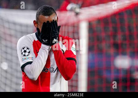 Rotterdam, Paesi Bassi. 12 febbraio 2025. ROTTERDAM, PAESI BASSI - 12 FEBBRAIO: Igor Paixao del Feyenoord sembra sgretolato con le mani davanti al suo volto durante la partita di prima gamba di UEFA Champions League 2024/25 tra il Feyenoord e l'AC Milan allo Stadion Feijenoord il 12 febbraio 2025 a Rotterdam, Paesi Bassi. (Foto di Joris Verwijst/Orange Pictures) credito: Orange Pics BV/Alamy Live News Foto Stock