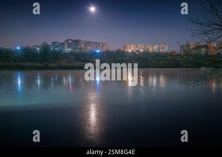 Leopoli, Leopoli, Ucraina. 12 febbraio 2025. 12 febbraio 2025, regione di Leopoli, Ucraina: La luna piena di febbraio è conosciuta come la Luna di neve, ma a volte è anche chiamata Luna di tempesta o Luna affamata sorge dietro gli edifici di appartamenti in Ucraina. (Credit Image: © Artur Abramiv/ZUMA Press Wire) SOLO PER USO EDITORIALE! Non per USO commerciale! Foto Stock