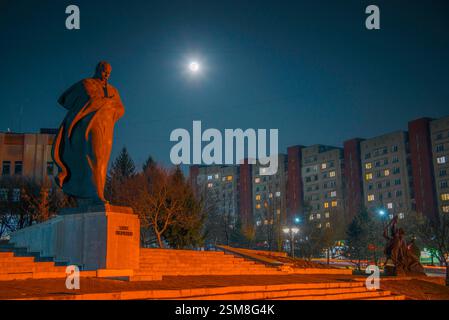 Leopoli, Leopoli, Ucraina. 12 febbraio 2025. 12 febbraio 2025, regione di Leopoli, Ucraina: La luna piena di febbraio è conosciuta come la Luna di neve, ma a volte è anche chiamata Luna di tempesta o Luna affamata sorge dietro gli edifici di appartamenti in Ucraina. (Credit Image: © Artur Abramiv/ZUMA Press Wire) SOLO PER USO EDITORIALE! Non per USO commerciale! Foto Stock