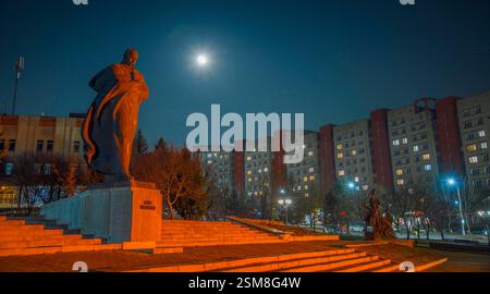 Leopoli, Leopoli, Ucraina. 12 febbraio 2025. 12 febbraio 2025, regione di Leopoli, Ucraina: La luna piena di febbraio è conosciuta come la Luna di neve, ma a volte è anche chiamata Luna di tempesta o Luna affamata sorge dietro gli edifici di appartamenti in Ucraina. (Credit Image: © Artur Abramiv/ZUMA Press Wire) SOLO PER USO EDITORIALE! Non per USO commerciale! Foto Stock