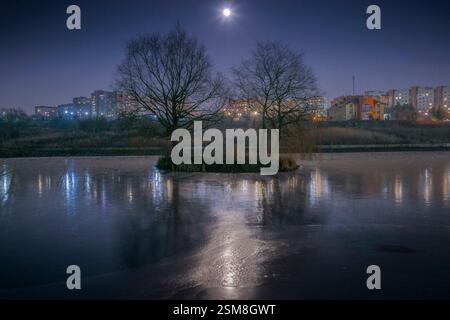 Leopoli, Leopoli, Ucraina. 12 febbraio 2025. 12 febbraio 2025, regione di Leopoli, Ucraina: La luna piena di febbraio è conosciuta come la Luna di neve, ma a volte è anche chiamata Luna di tempesta o Luna affamata sorge dietro gli edifici di appartamenti in Ucraina. (Credit Image: © Artur Abramiv/ZUMA Press Wire) SOLO PER USO EDITORIALE! Non per USO commerciale! Foto Stock