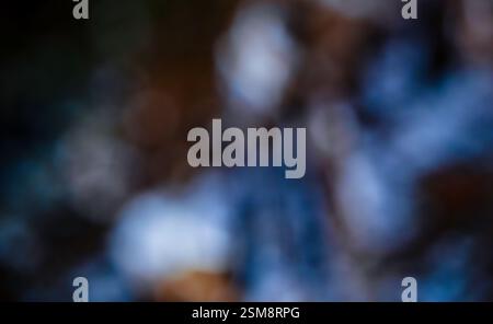 Sfocatura astratta da sogno in tonalità blu e marrone con riflesso specularità e bokeh delicato che creano profondità e armonia visiva Foto Stock