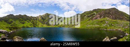 Vista panoramica di Llyn Cau e del Penygader Peak a Cadair Idris, Snowdonia: Una perla panoramica della natura selvaggia gallese Foto Stock