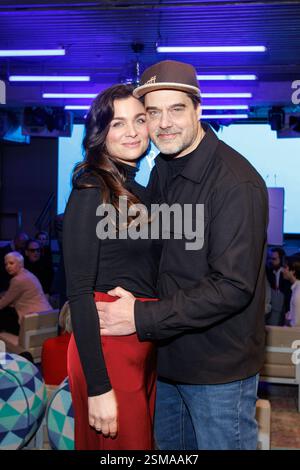 Premio - Blaue Blume 2025 Kati Bork und Raphael Vogt bei der Verleihung BLAUE BLUME von Romance TV im Prince Charles am 12.02.2024 a Berlino. *** Premio Blaue Blume 2025 Kati Bork e Raphael Vogt alla cerimonia di premiazione BLAUE BLUME di Romance TV al Prince Charles il 12 02 2024 a Berlino Copyright: XEventpressxKochanx Foto Stock